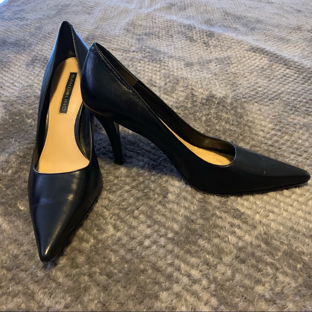 Black pumps